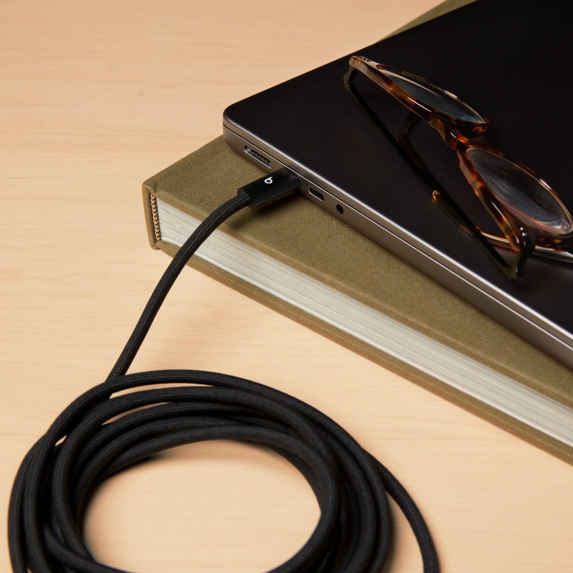 Beats USB‑C to USB‑C Woven Cable (3 m / 10 ft) – Bolt Black