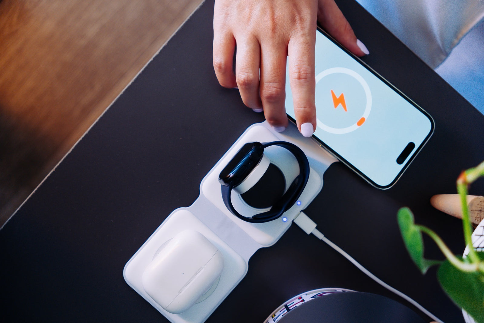 Moov 3-in-1 Foldable Wireless Charger - White - iStore Namibia